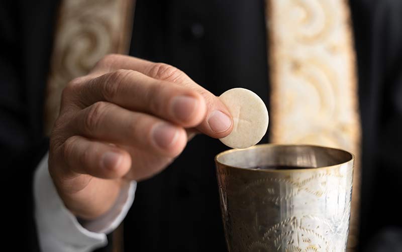 close-up-hand-holding-eucharist-ste-madeleine